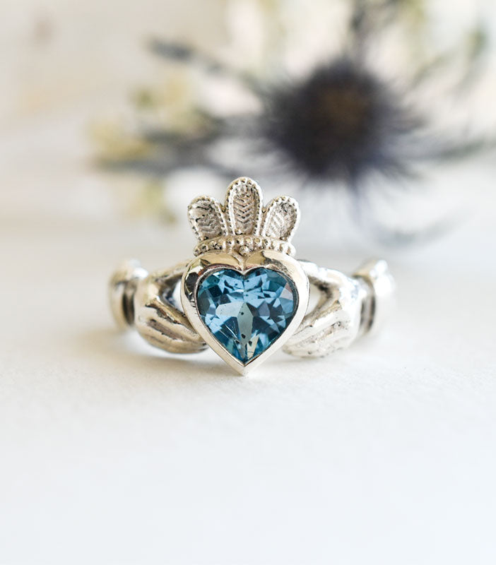 Anillo Claddagh corazón de Topacio pedido de Valentina