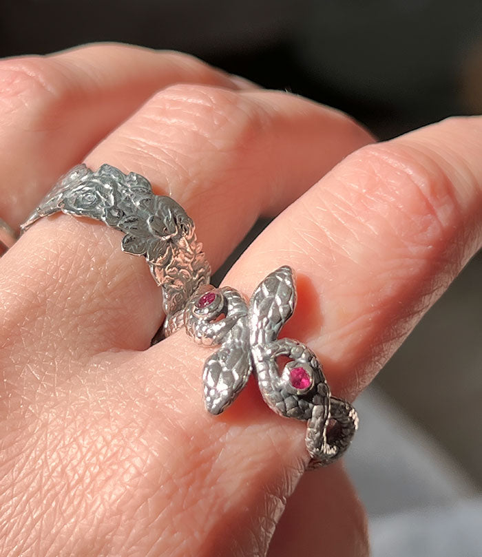 Anillo Black Roses