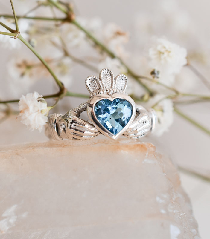 Anillo Claddagh corazón de Topacio pedido de Valentina
