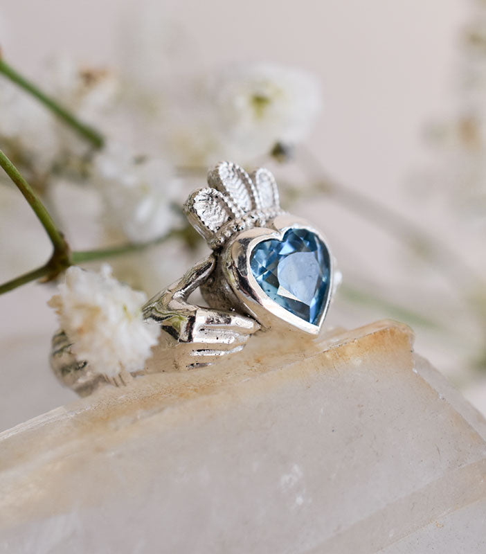 Anillo Claddagh corazón de Topacio pedido de Valentina