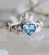Anillo Claddagh corazón de Topacio pedido de Valentina